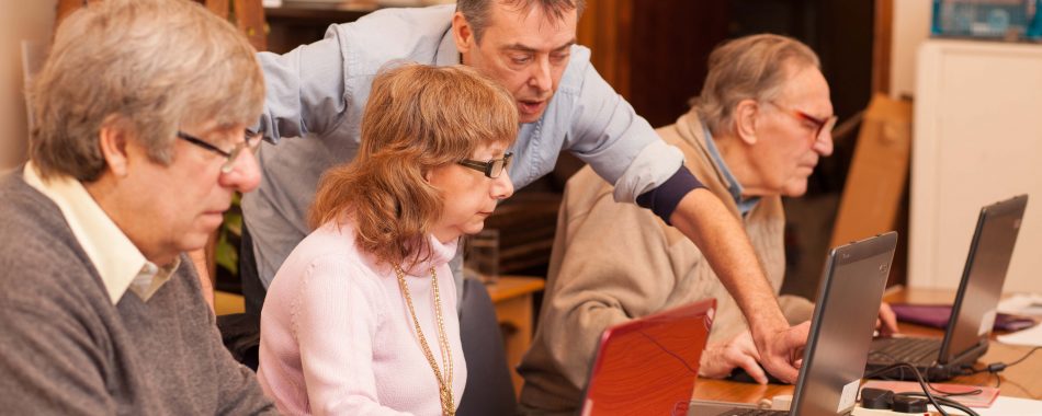 Volunteer supporting people who are using computers